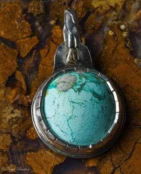  Carol Buxton created this beautiful pice using untreated natural Australian turquoise from Amaroo station in the Northern Territory (Australia). 
